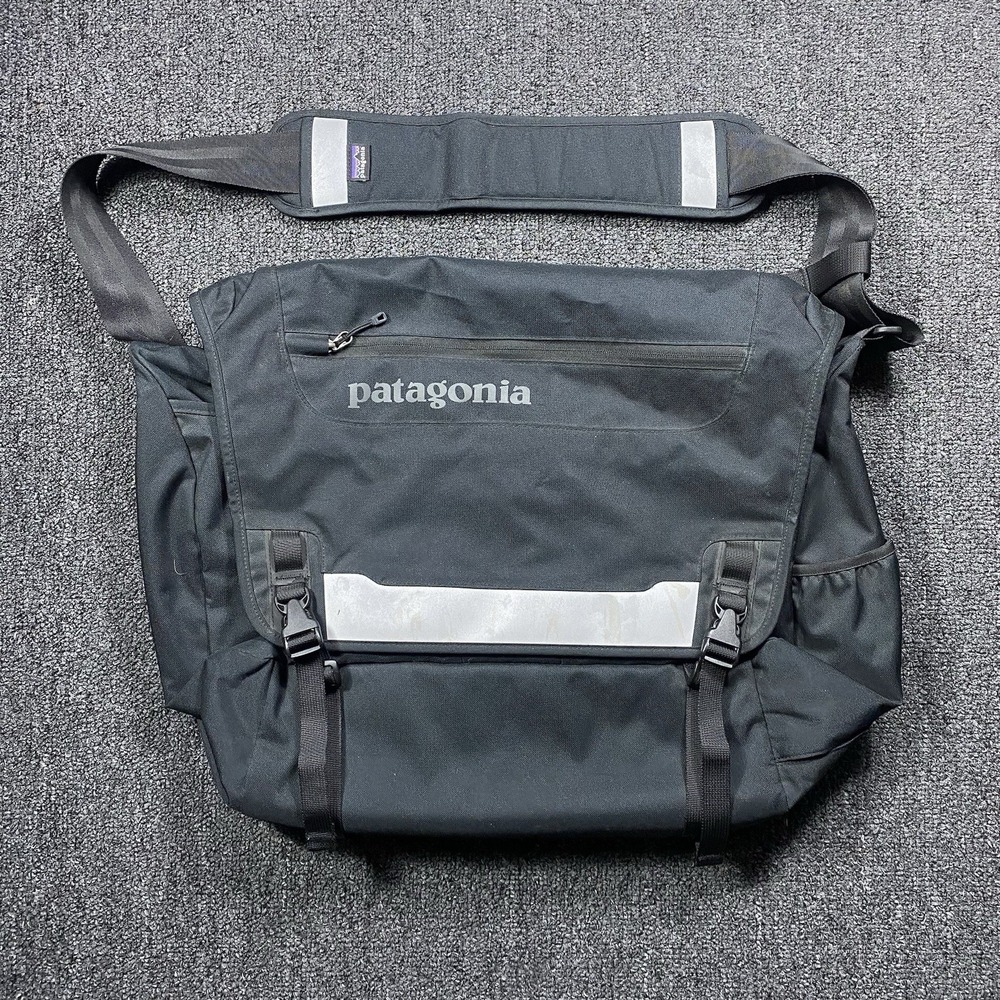 Patagonia Messenger Backpack Travel Bag Black Style #51884  21"x16"x5"